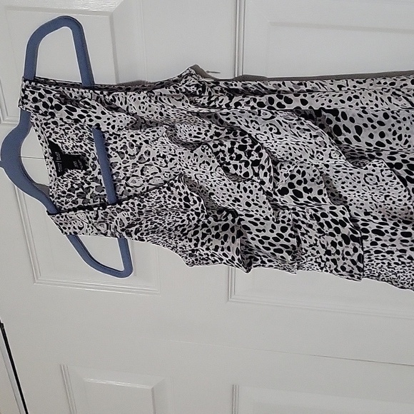 White House Black Market Sleeveless Ruffled Hidden Side Zip Animal Print Top XXS - Picture 3 of 10